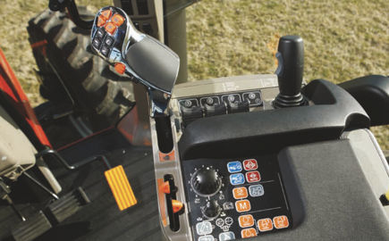 Dans cette configuration, la tolérance de chute de régime est faible. Plus le levier de droite est bas, plus le régime sera réduit. © Case IH