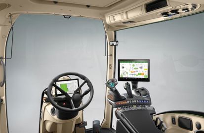 L’intérieur de cabine FendtOne inclut un nouvel accoudoir avec des commandes repensées, un terminal de 9 pouces au tableau de bord, un 12 pouces en bout d’accoudoir, un troisième terminal de 12 pouces intégrés dans le montant supérieur de la cabine. © Agco