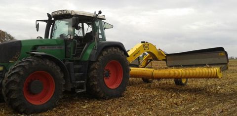 Andainer les fanes est une étape critique, puisqu’il faut travailler au plus près du sol, sans prendre le risque de ramener terre et cailloux dans l’andain. © EDT Robillard