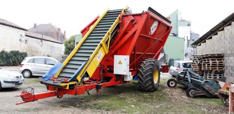 La trémie récupère les rafles à la sortie de la moissonneuse-batteuse à laquelle elle est attelée. La matière n’entre ainsi pas en contact avec le sol et tout est réalisé en un seul passage. © V. Gobert