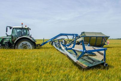 Romain Bouillé, un agriculteur français, a développé cette écimeuse récupératrice, qui est aujourd’hui commercialisée par Zürn. © Zürn