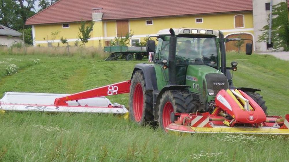 Une faucheuse-conditionneuse portée de 4 mètres