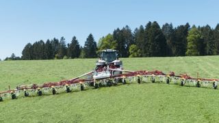 Une faneuse traînée à 16 rotors Une faneuse traînée à 16 rotors
