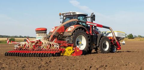 Le combiné intègre la rampe de semis FDD et la herse rotative Lion. © Pöttinger