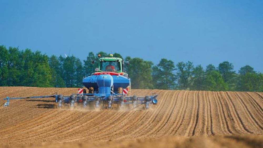 Le semoir monograine Azurit 9 de Lemken au travail. © Lemken
