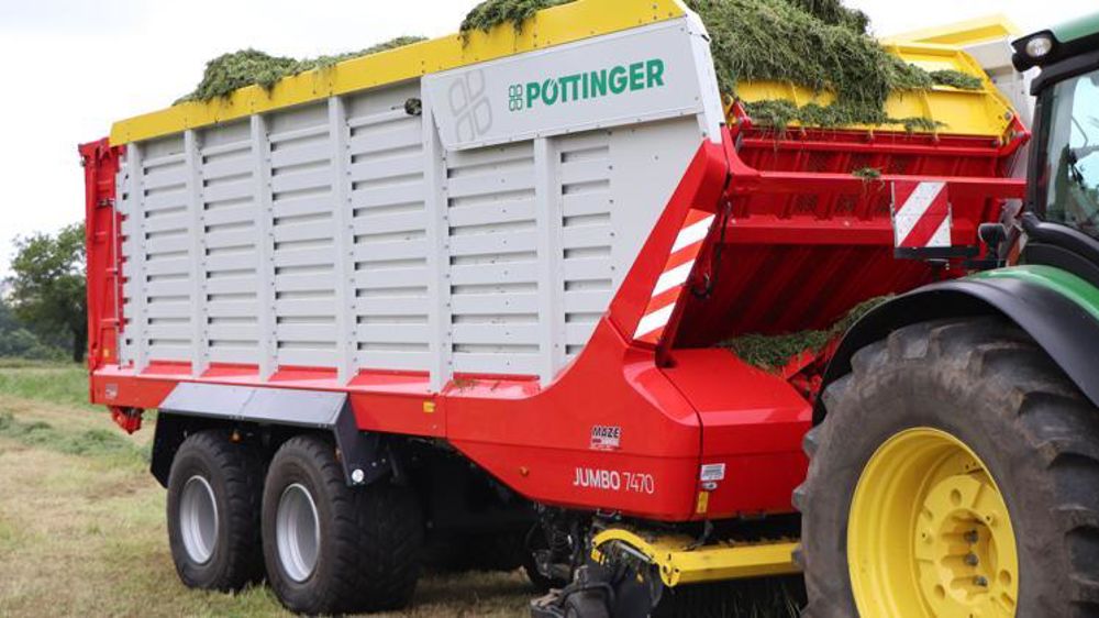 La nouvelle gamme d’autochargeuses Jumbo de Pöttinger atteint une capacité de 54 m³. © P. Denis
