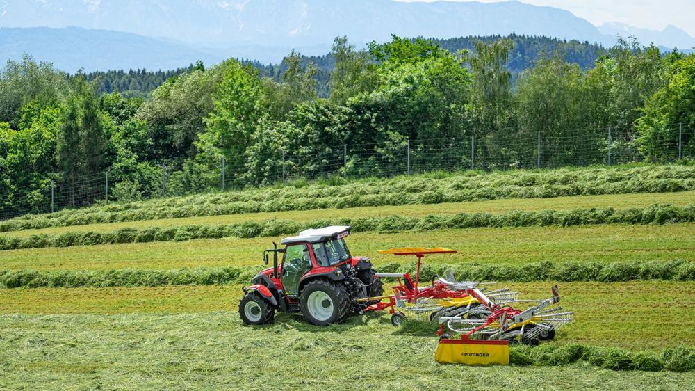 Le Top 632 A en action dans les foins. © Pöttinger