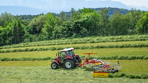 Le Top 632 A en action dans les foins. © Pöttinger