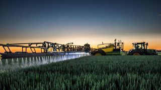 Le pulvérisateur R975i est le plus grand modèle traîné jamais produit par la société. © John Deere Le pulvérisateur R975i est le plus grand modèle traîné jamais produit par la société. © John Deere