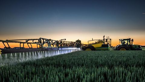 Le pulvérisateur R975i est le plus grand modèle traîné jamais produit par la société. © John Deere
