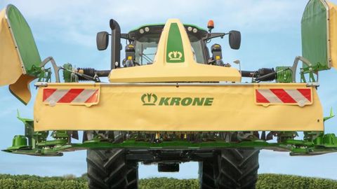 Les deux disques latéraux pivotent vers l’arrière afin que la faucheuse Krone atteigne le gabarit routier. ©Krone