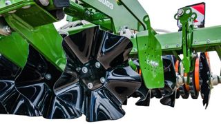 Le faible diamètre du disque lui assure un mulchage optimal grâce à une vitesse de rotation élevée. Amazone Le faible diamètre du disque lui assure un mulchage optimal grâce à une vitesse de rotation élevée. Amazone