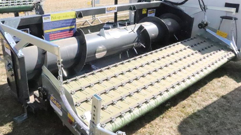 Le pick-up TMD Idass est équipé de doigts métalliques courbés à ressorts qui rivetés. © P. Denis