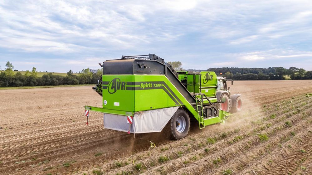 La Spirit 7200 gagne en capacité d’éffanage des tubercules et en capacités de trémie. © AVR