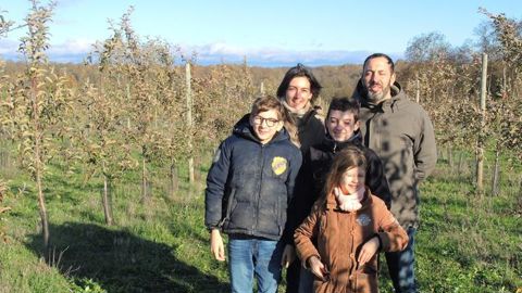 Charlotte et Arnaud (ici avec leurs enfants, Victor, Antoine et Louise) ont planté et palissé ce verger de pommes à croquer en 2017. © Florence Mélix