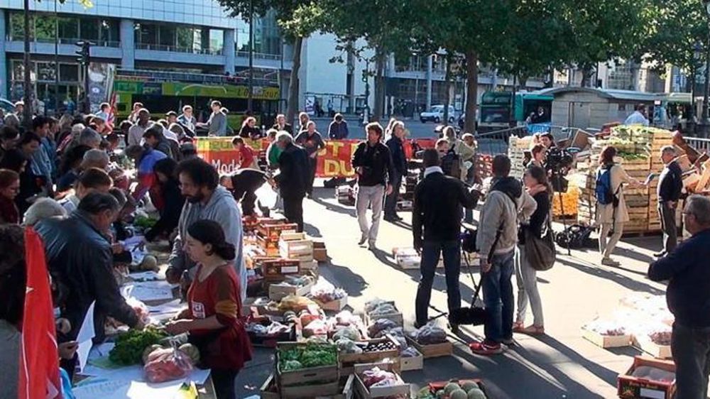 Distribution de fruits et de légumes organisée par le Modef en 2014 à Paris. © T. Dhelin / GFA