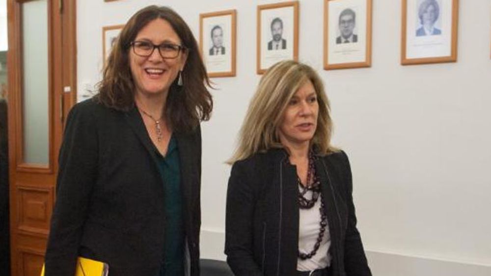 À gauche, la commissaire européenne au Commerce, Cecilia Malmström, lors de sa visite au Portugal. © European Union