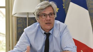 Stéphane Le Foll salue son bébé Stéphane Le Foll salue son bébé