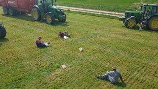 Comment ils ensilent l’herbe en gardant leurs distances Comment ils ensilent l’herbe en gardant leurs distances