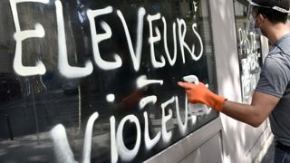 « Y’en a marre des végans extrémistes ! » « Y’en a marre des végans extrémistes ! »
