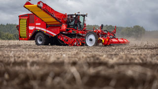 Grimme présente une nouvelle génération de son arracheuse automotrice à 4 rangs Varitron 470. Grimme présente une nouvelle génération de son arracheuse automotrice à 4 rangs Varitron 470.