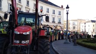 Des agriculteurs manifestent contre les zones de non-traitement Des agriculteurs manifestent contre les zones de non-traitement