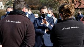 Emmanuel Macron à la rencontre des agriculteurs Emmanuel Macron à la rencontre des agriculteurs