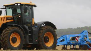JCB 8330 et Lemken Karat KUA 12 : une alliance de haut de gamme en action JCB 8330 et Lemken Karat KUA 12 : une alliance de haut de gamme en action