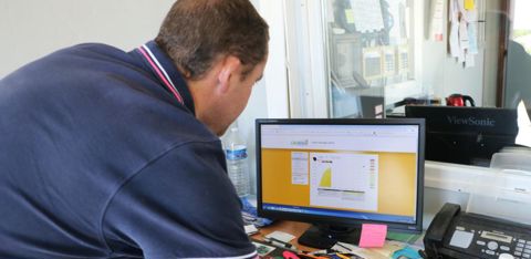 Sur ordinateur ou smartphone, l’éleveur voit en temps réel sa consommation, sa production et son historique (journée, semaine, mois, année). Le taux d’autoconsommation et celui de couverture des heures pleines sont automatiquement calculés. © I. Lejas
