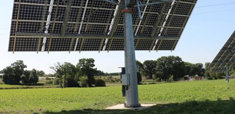 Le tracker a une faible emprise au sol (2, 5 m x 2,5 m). Il fait 7 m de hauteur, et la hauteur maximale d’inclinaison est de 11 m. Avec une hauteur du sol à 3,15 m, il est possible de cultiver dessous. De plus, grâce aux cellules bifaces, la face arrière capte la lumière réfléchie et diffuse pour plus de production. © I. Lejas