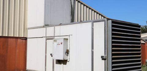 Les porcheries sont équipées d’une filtration de l’air alimentée par quatre turbines qui consomment beaucoup d’électricité, notamment l’été. © I. Lejas