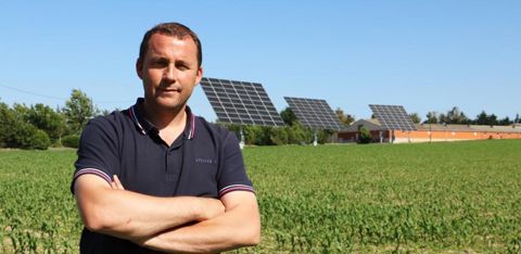 « L’électricité produite est consommée instantanément », explique Nicolas Massiot, éleveur de porcs, devant les trois trackers solaires espacés de 35 m chacun. © I. Lejas