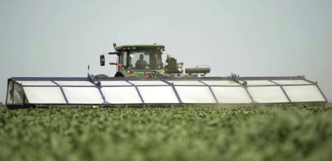 Le dispositif Blue River, de John Deere, impose d’investir dans un nouvel équipement. Il ne se rentabilise que sur des cultures à forte valeur ajoutée, comme ici le coton. A terme, il pourra être employé pour traiter les maladies et appliquer la fertilisation localisée. © John Deere