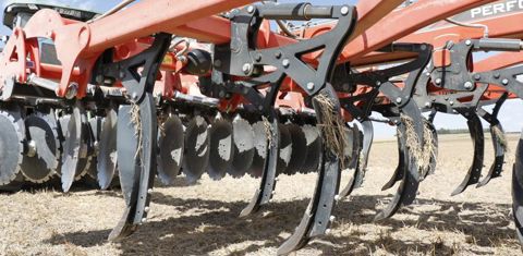 Les dents sont réparties sur quatre rangées. De série, elles reçoivent une sécurité hydraulique que nous pouvons ajuster avec un distributeur. L’effort de déclenchement peut atteindre 900 kg à la pointe. © P. Peeters