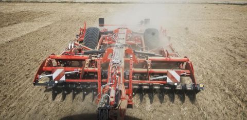 La machine étant très longue, nous voyons surtout le travail des disques depuis la cabine. Il ne faudra pas hésiter à descendre pour constater le réglage et le travail de l’arrière de l’outil. © P. Peeters