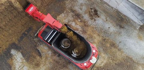 La fraise de l’Aura est prolongée par un convoyeur de chargement. Les autres composants de la ration sont chargés avec des vis placées sur les silos de l’élevage. © Kuhn