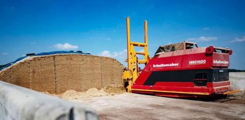 Le chargement du bol mélangeur de l’Innovado est assuré par un bras dont l’extrémité repose sur l’association d’une double scie hydraulique pour le chargement de l’ensilage et de la vis qui centralise le fourrage pour l’amener dans le bol. © Schuitmaker