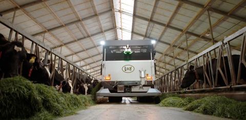 L’Exos s’occupe uniquement de la distribution de l’herbe. Pour le concentré et les fourrages secs, Lely propose son robot classique Vector. Les deux robots communiquent en permanence. © Lely