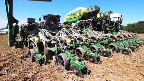 « J’ai remplacé plusieurs semoirs avec une seule machine plus polyvalente » « J’ai remplacé plusieurs semoirs avec une seule machine plus polyvalente »