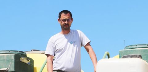 Emmanuel Chalumeau s’est tourné vers un semoir américain pour trouver la machine qui lui convenait. « Cet outil est le plus petit des CCS disposant du double interrang », souligne l’agriculteur. © P. Peeters