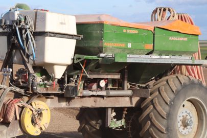À l’avant de la machine, Stéphane a monté une cuve de 800 l. Encore en cours de réalisation, le système devrait incorporer des produits liquides. © P. Peeters