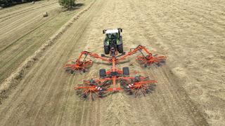 Les andaineurs à quatre rotors Kuhn atteignent une largeur de travail de 14,70 m. Les andaineurs à quatre rotors Kuhn atteignent une largeur de travail de 14,70 m.