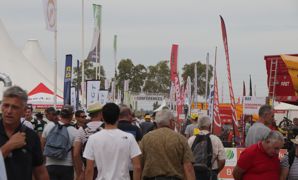 Le premier jour du salon a attiré du monde. Etudiants, agriculteurs ou simples visiteurs étaient présents en nombre dans les allées dès le matin. Le premier jour du salon a attiré du monde. Etudiants, agriculteurs ou simples visiteurs étaient présents en nombre dans les allées dès le matin.