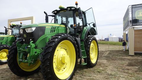 Le tracteur John Deere 6155MH aux allures de girafe Le tracteur John Deere 6155MH aux allures de girafe