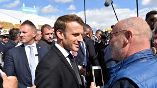 Le 9 septembre 2022 à Outarville (Loiret), Emmanuel Macron rencontre des agriculteurs en ouverture des Terres de Jim. Le 9 septembre 2022 à Outarville (Loiret), Emmanuel Macron rencontre des agriculteurs en ouverture des Terres de Jim.