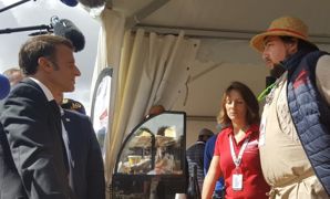 Vendredi 9 septembre 2022, Emmanuel Macron discute avec des jeunes agriculteurs en ouverture des Terres de Jim à Outarville (Loiret). Vendredi 9 septembre 2022, Emmanuel Macron discute avec des jeunes agriculteurs en ouverture des Terres de Jim à Outarville (Loiret).