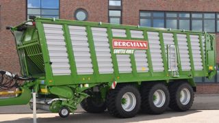 Une remorque à ensilage de gros gabarit Une remorque à ensilage de gros gabarit