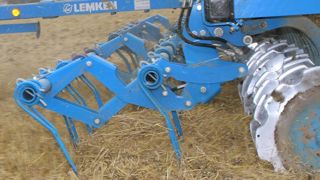 Une herse à réglage automatique sur les déchaumeurs Une herse à réglage automatique sur les déchaumeurs