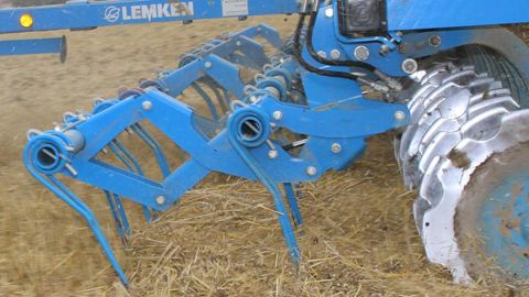 Une herse à réglage automatique sur les déchaumeurs