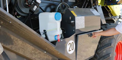 Un bidon d’eau permet de se laver les mains avant de reprendre le volant après une intervention. l.coassin